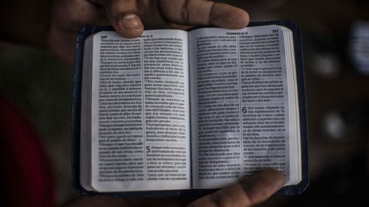 Migrante hondurenho mostra Carta aos Hebreus
