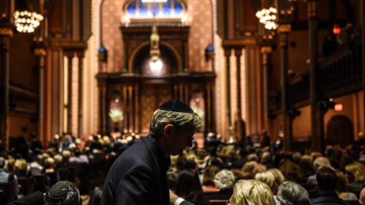 Prière à la synagogue centrale de New York après le massacre de Pittsburgh, le 30 octobre 2018.