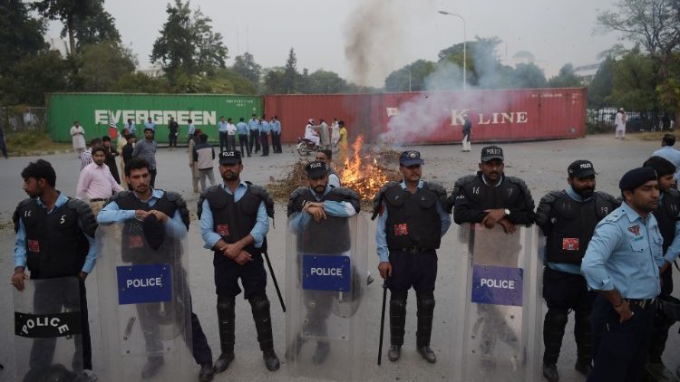 Pakistanische Polizei bei einer Demonstration gegen die Freilassung der Christin Asia Bibi, Ende Oktober