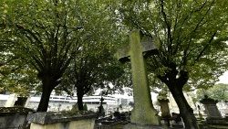france-cemetery-religion-all-saints-1541000477032.jpg