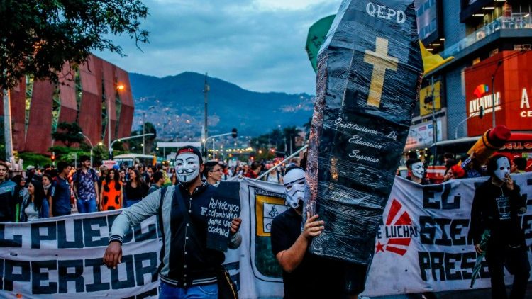 Sehen die Bildungschancen zu Grabe getragen: Kolumbiens Studenten bei einer Demonstration an Allerheiligen