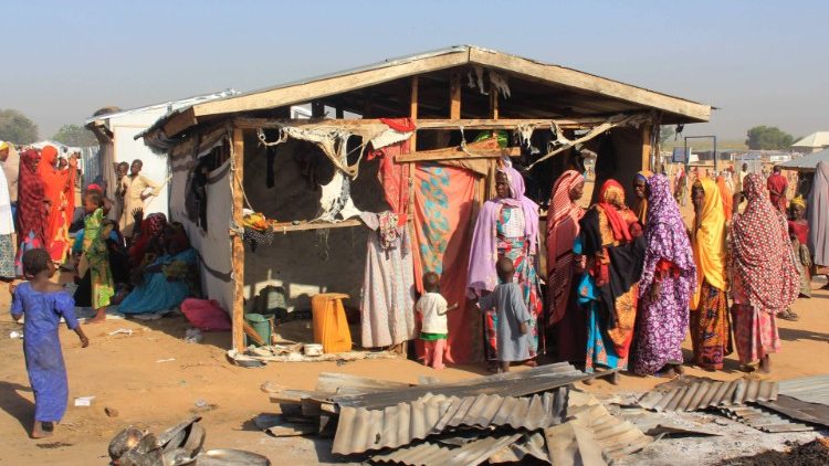 Des femmes devant une maison brûlée après une attaque de Boko Haram dans le village de Dalori dans l'état de Borno, le 1er novembre 2018. 