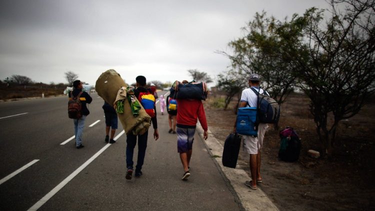 Migrantes venezuelanos em caminho rumo ao Peru