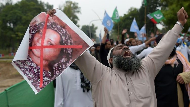 Po Asia Bibi išteisinimo Pakistane prasidėjo jos mirties bet kokia kaina trokštančių radikalų protestai 