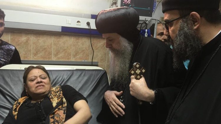 Une femme blessée lors de l'attentat recevant à l'hôpital la visite d'un prêtre copte, le 2 novembre 2018 à Beni Mazar.