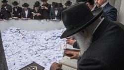 thousands-of-rabbi-s-visit-lubavitcher-rebbe--1541188882405.jpg