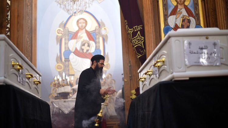 Sacerdote copta em cerimônia fúnebre na Igreja "Prince Tadros"