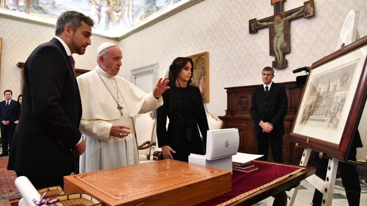 البابا فرنسيس مستقبلاً رئيس جمهورية باراغواي السيد ماريو عبدو بينيتيز 05 تشرين الثاني 2018