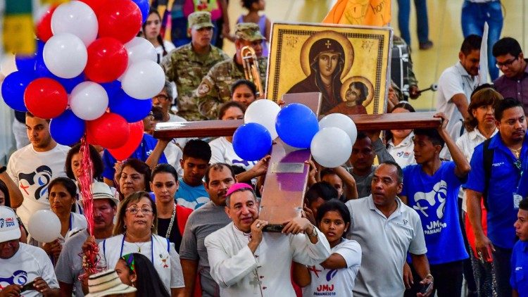 Arcebispo do Panamá Dom José Domingo Ulloa e grupo de peregrinos carregam a "Cruz Peregrina" durante pré-evento da JMJ no Albrook Mall, Cidade do Panamá