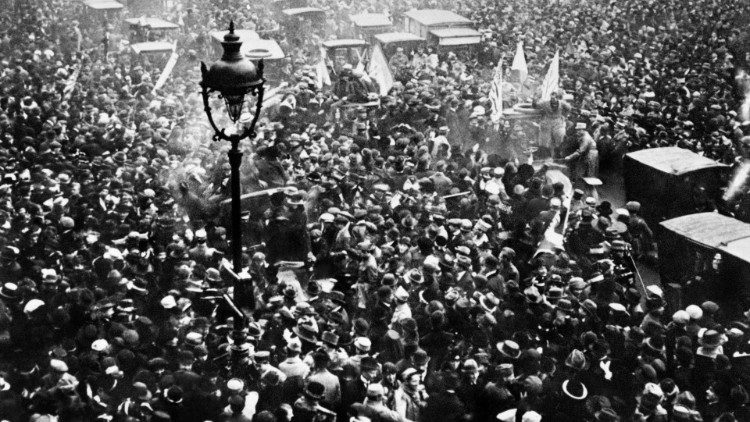 Scnes de liesse dans les rues de Paris le 11 novembre 1918.