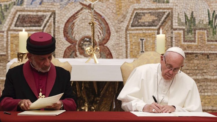 Papa Franjo i katolikos patrijarh Gewargis III. potpisuju zajedničku izjavu; Vatikan, 9. studenoga 2018.