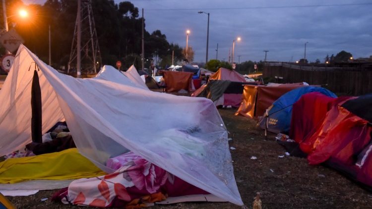 Venezuelai menekültek sátortábora Bogotában