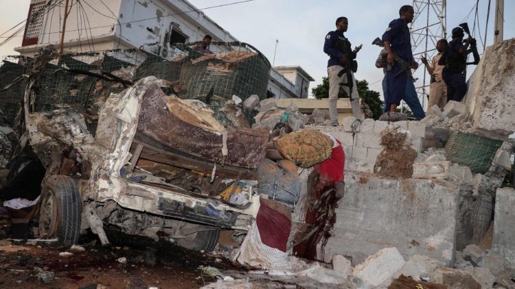Il luogo di uno degli attentati di ieri a Mogadiscio