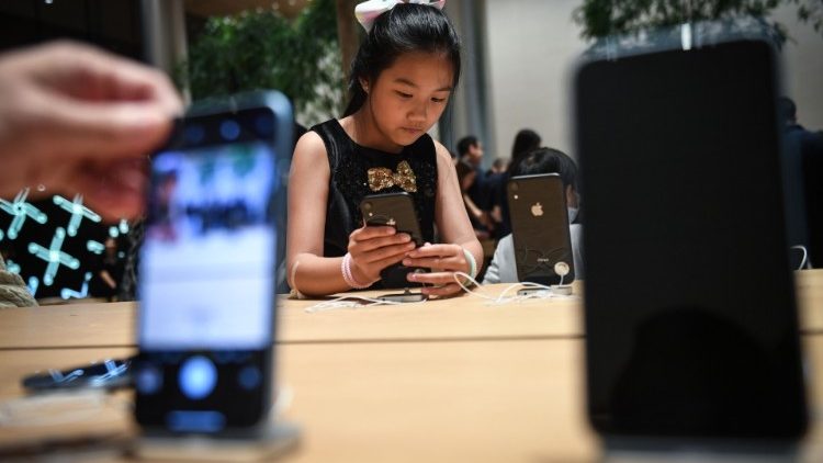 Junge Menschen benützen oft ein Smartphone