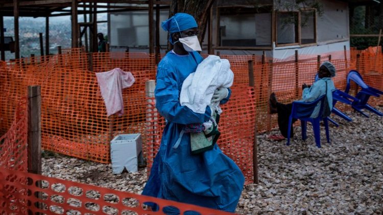 Vítima de Ebola levada pelos agentes de saúde