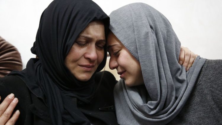 Mujeres lloran en medio del conflicto de Palestina e Israel.