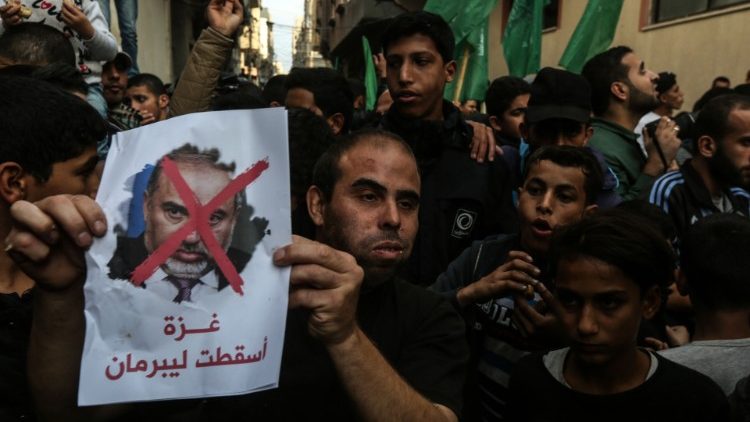 Des protestants palestiniens contre le ministre de la défense démissionnaire, l'israélien Avidgor Lieberman. 