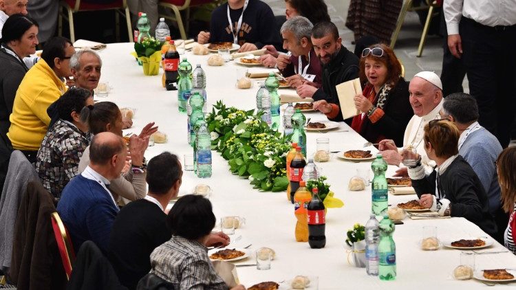 Папа Франциск на обяд с бедните по време на Световния ден на бедните през 2018