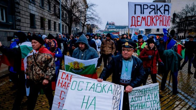 Des Bulgares manifestent à Sofia, la capitale, contre la hausse du prix de l'essence, le 18 novembre 2018. 