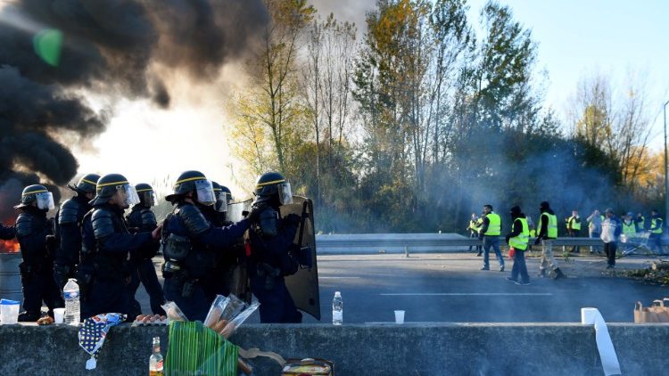 Tensioni e proteste in Francia per il rincaro carburanti