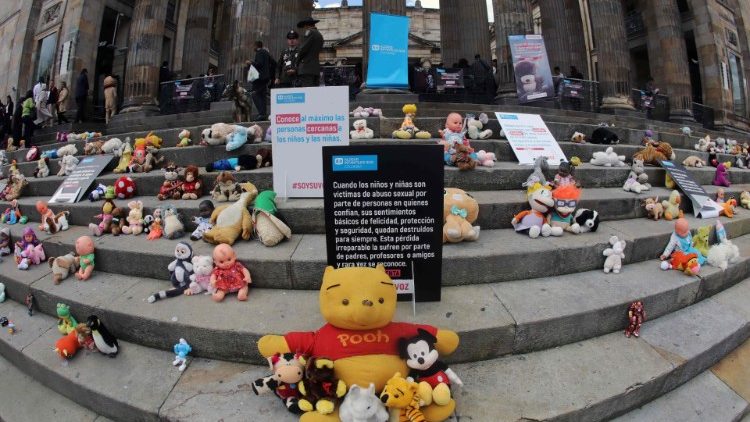 Manifestazione a Bogotà contro le violenze sui bambini