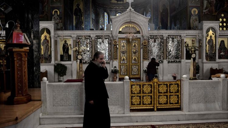 Ein Priester telefoniert in einer Kirche in Thessaloniki