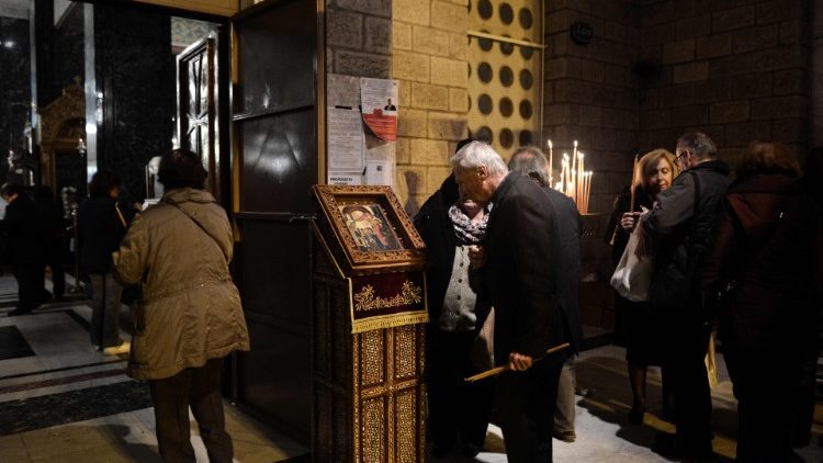 Des fidèles se préparent à participer à la Divine Liturgie dans une église de Thessalonique