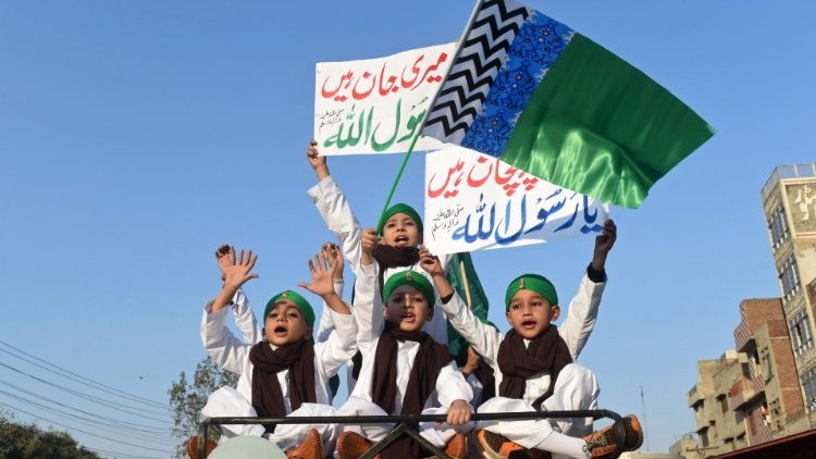Muslimische Kinder bei Feiern zu Mohammeds Geburtstag am 21. November in Lahore