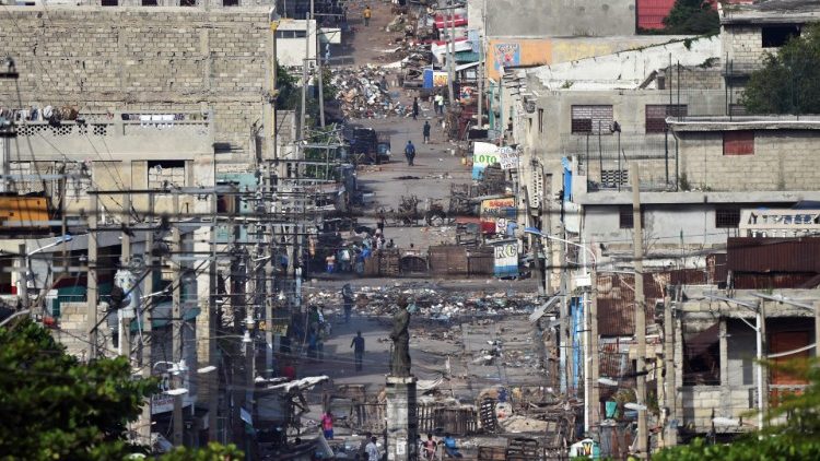 A greve geral de 2 dias em Porto Príncipe depois dos protestos da população no domingo (9)