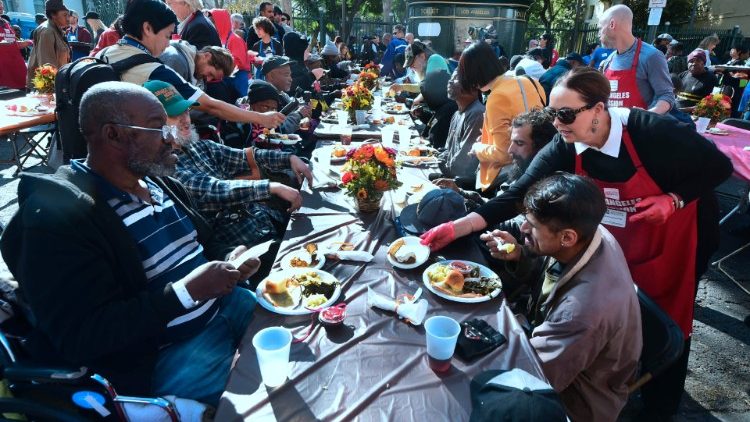 Bữa ăn truyền thống phục vụ người vô gia cư trong dịp Lễ Tạ Ơn của tổ chức truyền giáo Los Angeles