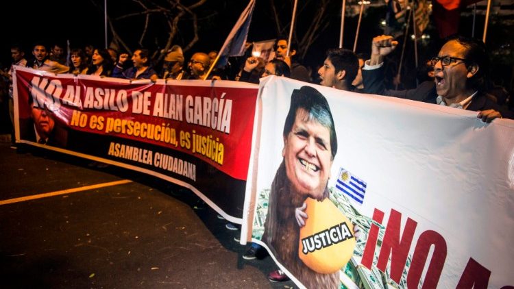 Des manifestatnts protestent contre la demande d'asile d'Alan Garcia à l'Uruguay