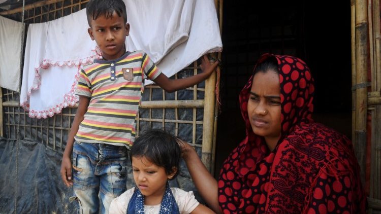 बांग्लादेश में शरण लिये हुए रोहिंग्या परिवार