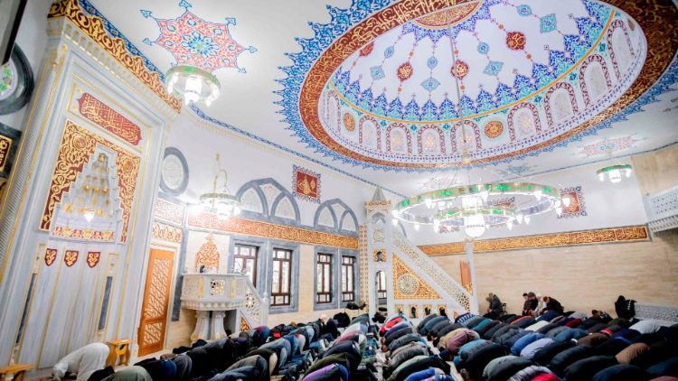 Freitagsgebet in der Mevlana-Moschee in Berlin Kreuzberg