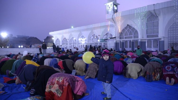Muslime beten im Kaschmirtal vor einer Moschee