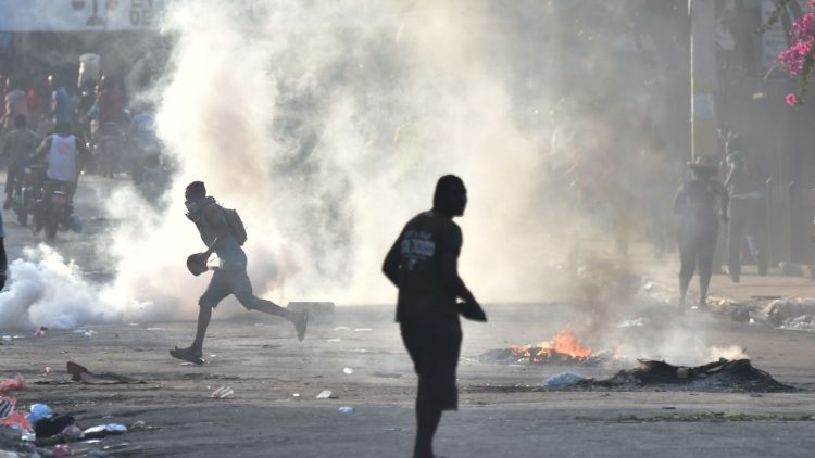 Scontri tra manifestanti e polizia a Port-au-Prince, capitale di Haiti
