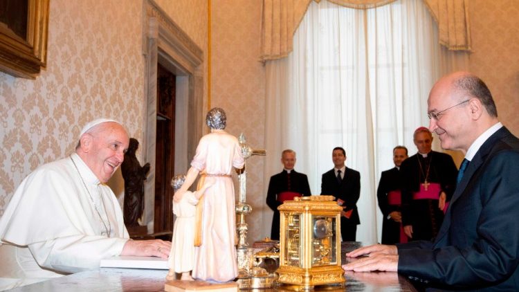 Papež Frančišek se je v apostolski palači srečal z iraškim predsednikom Barhamom Salihom.