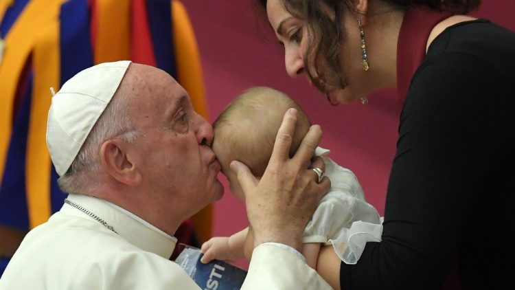 Archivbild: Papst Franziskus küsst ein Kleinkind auf die Stirn