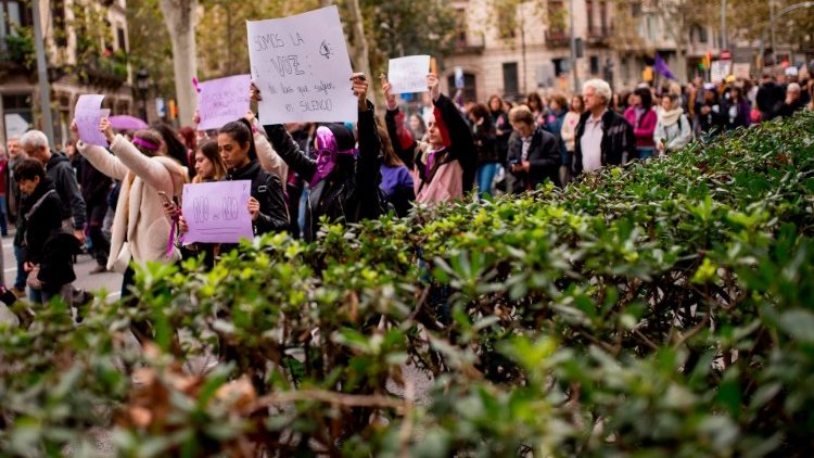 Weltweit marschieren Demonstranten, um gegen Gewalt an Frauen einzustehen. Hier eine Demonstration in Barcelona am Sonntag.