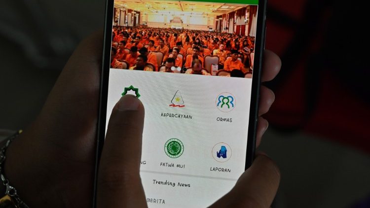 Ein Archivbild der indonesischen App, mit der angebliche religiöse Häresie direkt angezeigt werden kann (2018)