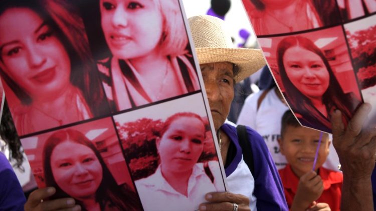 Aktivisten halten in San Salvador Plakate mit Bildern von Frauen, die Opfer von Gewalt geworden sind, Archivbild