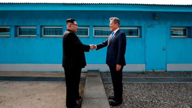 उत्तरी एवं दक्षिणी कोरिया के नेता एक साथ मुलाकात करते हुए