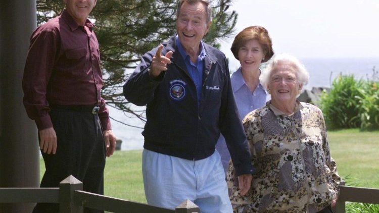La famille Bush en juin 1999, George W. Bush, George H.W. Bush, Laura Bush et Barbara Bush. 