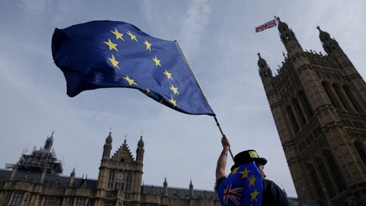 Mann schwingt die Flagge der Europäischen Union