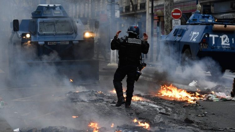 Violent clashes erupt in Paris