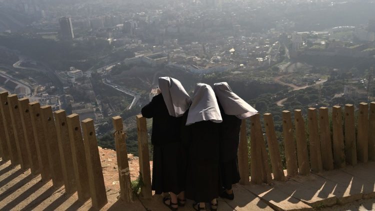 Des soeurs à proximité de la basilique de la Santa Cruz à Oran, le 8 décembre 2018. 