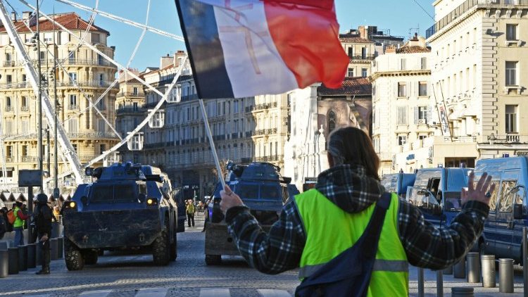 Un manifestant face aux véhicules de la police, Marseille, le 8 décembre 2018 