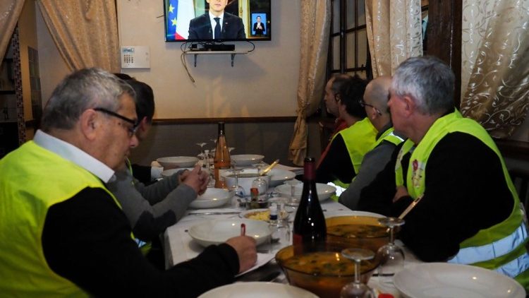 Des Gilets jaunes regardant à la télévision le discours du président Macron, le 10 décembre 2018.