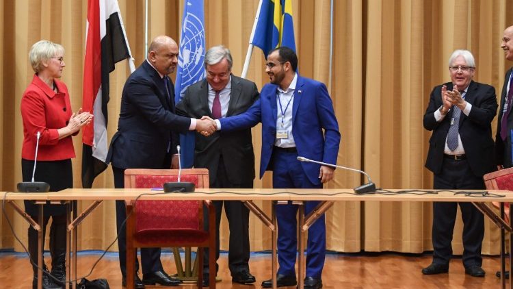Un cliché symbolique. Ce 13 décembre, le ministre yéménite des Affaires étrangères et le chef de la délégation houthis se serrent la main, sous les applaudissements du Secrétaire général des Nations unies, de l'émissaire de l'ONU pour le Yémen et de la chef de la diplomatie suédoise