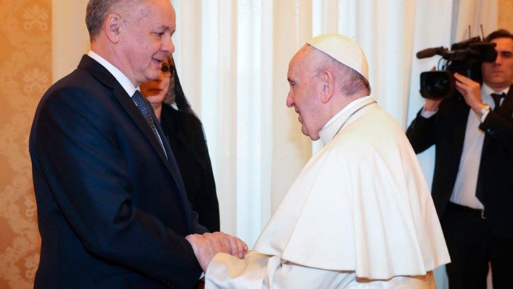 वाटिकन में स्लोवाकिया के राष्ट्रपति से मुलाकात करते संत पापा फ्राँसिस