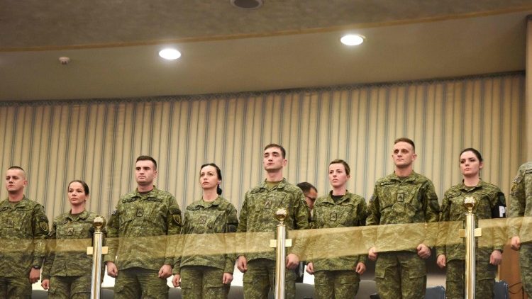 Des soldats, membres des Forces de sécurité du Kosovo, ont assisté au vote modifiant leur mandat, ce vendredi 14 décembre